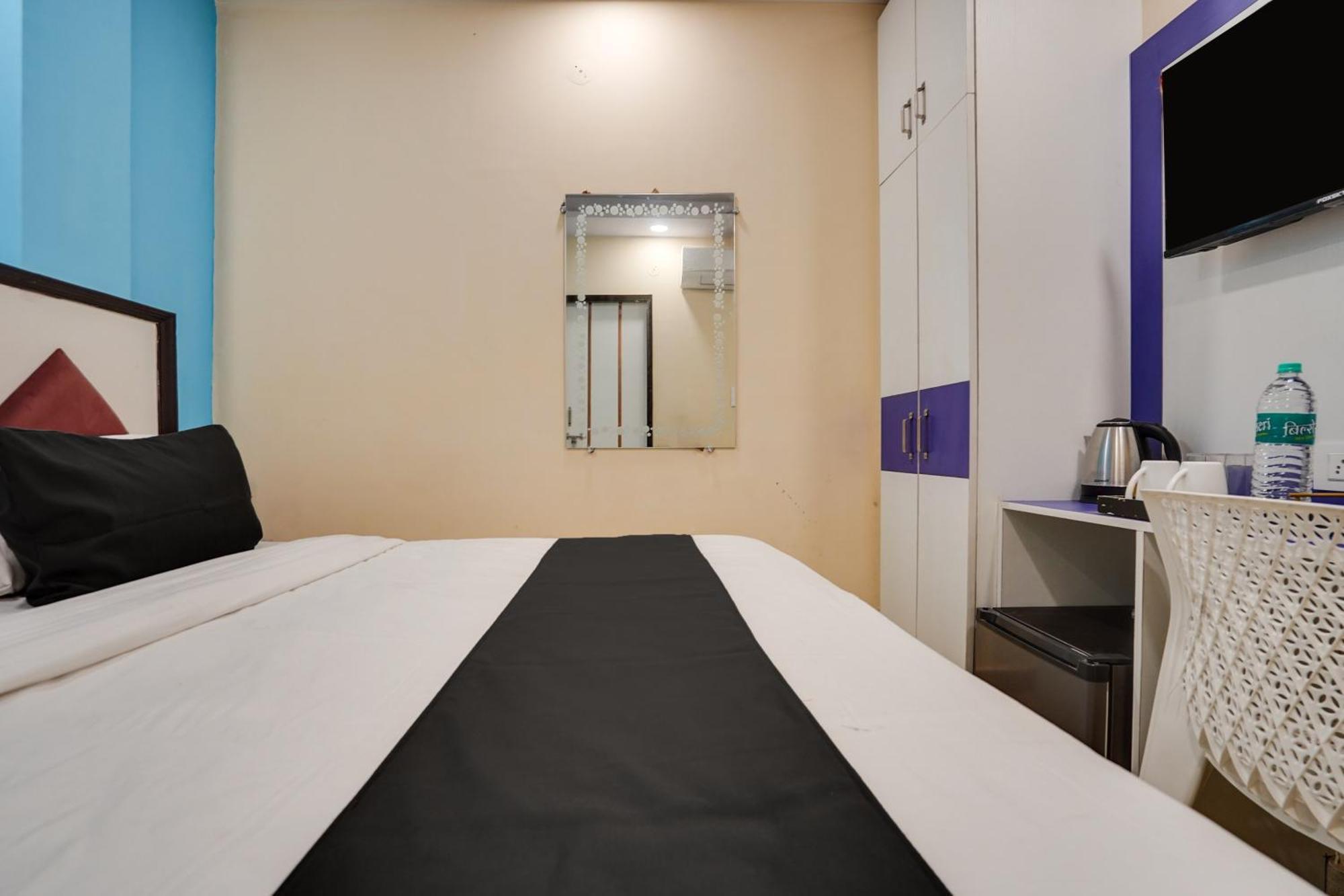 Super Hotel O Hotel Gold Star Нью-Делі Екстер'єр фото