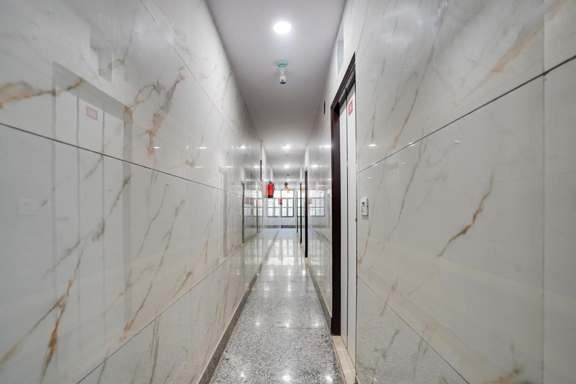 Super Hotel O Hotel Gold Star Нью-Делі Екстер'єр фото